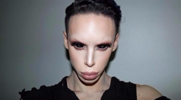 بالفيديو: أنفق 50 ألف دولار على عمليات التجميل ليتحول إلى كائن فضائي