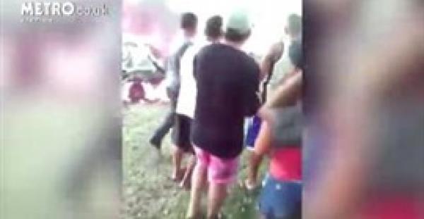 بالفيديو.. أهالي يسحلون سيدة قتلت طفلا من مركز شرطة ورميها في النار