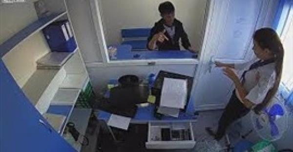 بالفيديو.. لص يصيب موظفة بالرعب بعد سرقتها بالإكراه