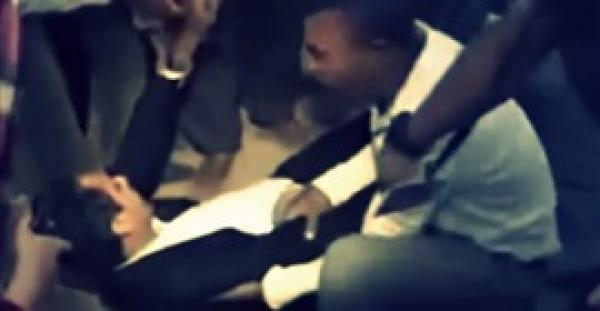 بالفيديو.. لحظة تعرض مذيع للإغماء وسقوطه أرضًا على الهواء