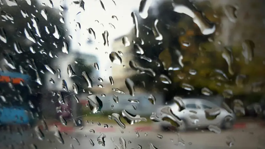 أمطار قوية وأجواء عاصفية تخيم على طنجة