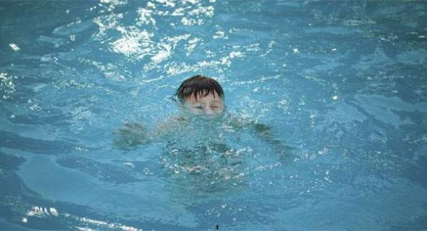 مأساة حقيقية...رضيع يفارق الحياة غرقا مباشرة بعد وصول عائلته إلى مارتيل لقضاء عطلتها