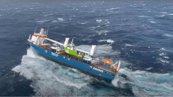 لحظة انقاذ ركاب سفينة على وشك الغرق(فيديو)