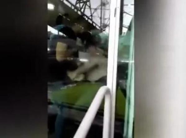 بالفيديو: شجار عنيف بين مدرب ولاعبيه خلال مبارة كرة قدم