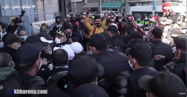 منع مسيرة الأساتذة المتعاقدين بالبيضاء و"أستاذة لرجل أمن": مادفعنيش أولدي راني قريتك"