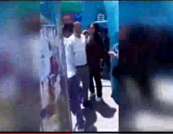 بالفيديو: صينية تضرب والدتها المريضة عقلياً في الشارع