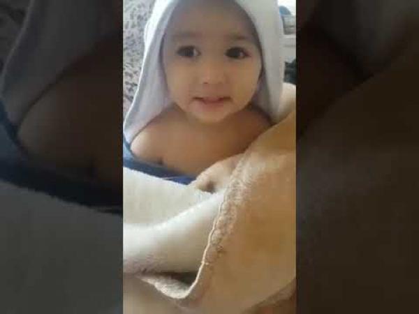 رضيع مغربي يشعل مواقع التواصل..يحفظ عواصم العالم ولايعترف باسرائيل (فيديو)