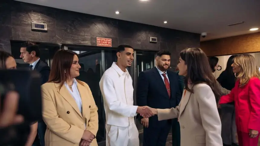 من قوارب الموت إلى القصر الملكي .. قصة الشاب المغربي "إدير" الذي أبهر ملكة إسبانيا