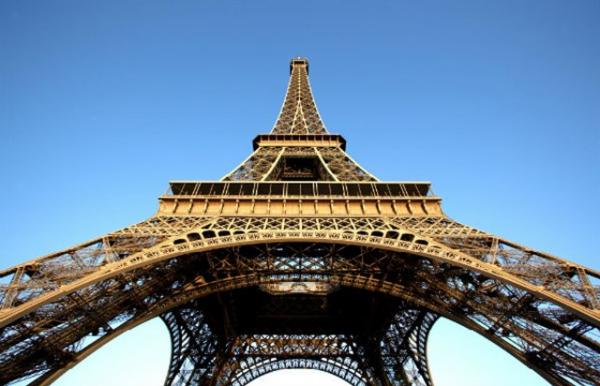 إغلاق برج إيفل بسبب إضراب العاملين