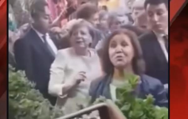 قمة التواضع: ميركل بدون حرس في مقهى شعبي بمراكش