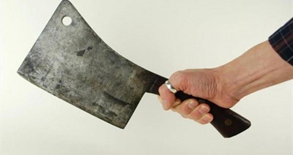 حدث بمستشفى مغربي..زوج مريضة يُهدد "السيكريتي" بساطور وهذا مصيره