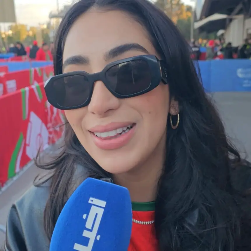 الفنانة ماريا ناديم جات مع زوجها باش تشجع الأسود والرسالة اللي وجهتها كتبورش اللحم