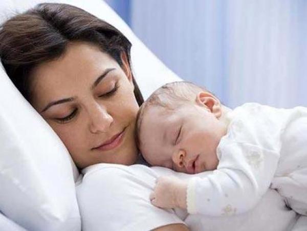 دراسة تكشف حاجة الأطفال إلى النوم بجانب أمهاتهم حتى سن الثالثة