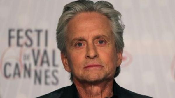 كلب يسرق الأضواء من مايكل دوجلاس في مهرجان كان