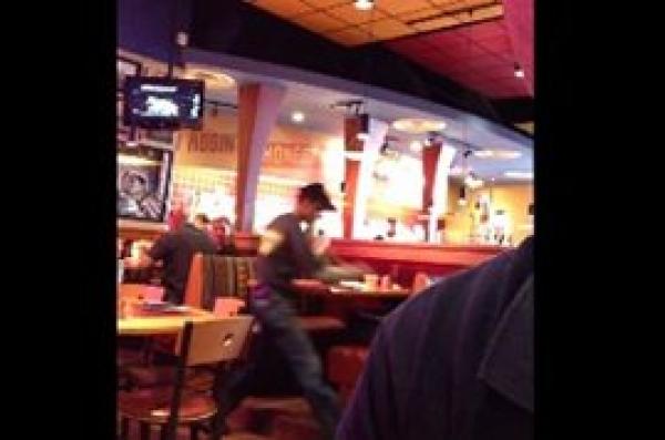 شاهد .. طريقة مختلفة لتنظيف طاولة الطعام