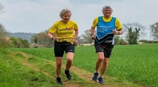 ثمانينيان يحافظان على  لياقتهما ونشاطهما بالجري لمسافات طويلة