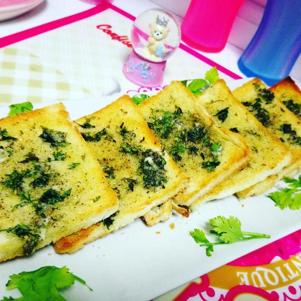 خبز التوست بالثوم والجبن في الفرن مقرمشة