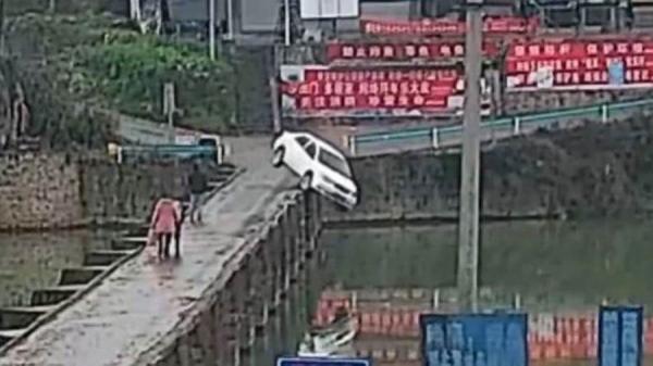 بعد دقائق من اجتيازه اختبار القيادة بنجاح ،رجل يسقط بسيارته في النهر