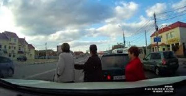 بالفيديو.. نجاة 3 سيدات بأعجوبة من الدهس بـ«حافلة