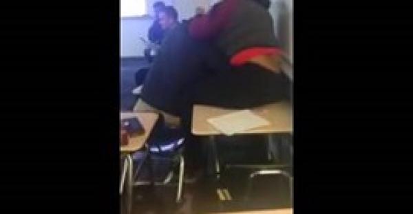 بالفيديو.. مشاجرة عنيفة بالأيدي بين فتاتين داخل الفصل
