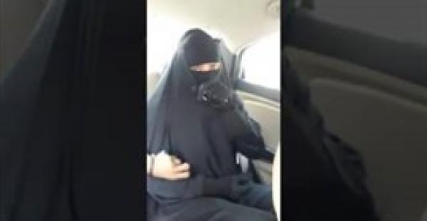 بالفيديو.. القبض على متسول عربي يرتدي ملابس نسائية في السعودية