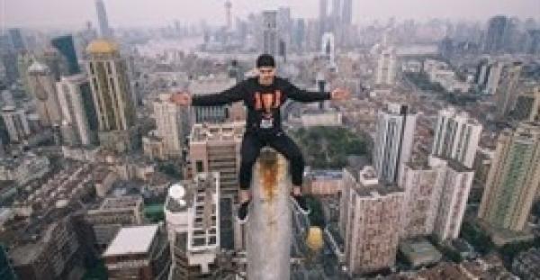 بالفيديو.. لقطات مروعة لمتهور يتسلق عمودا شاهقا فوق ناطحة سحاب