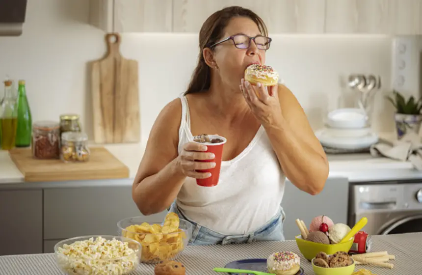 ما الذي تفعله الأطعمة فائقة المعالجة بجسمك؟.. تأثيرات صادمة لاستهلاكها من أول يوم حتى عدة أشهر