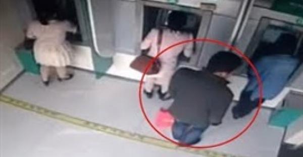 حيلة لص لسرقة النقود من سيدة تقف أمام صراف آلي (فيديو)