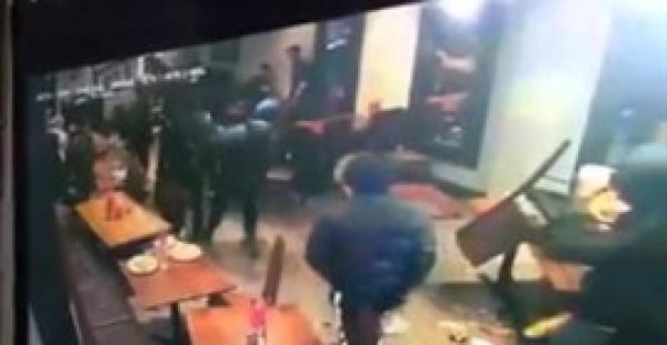 بالفيديو.. عصابة تقتحم مطعما وتطعن أحد زبائنه