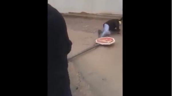 مضحك : مواطنون يستغيثون بعلامة قف من أجل عبور ممر