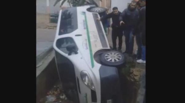 انقلاب سيارة في مجرى مائي بطنجة وإصابة السائق