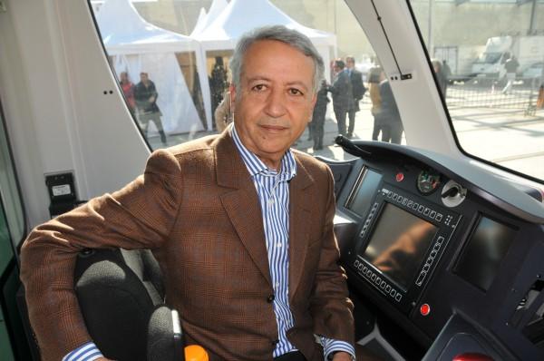 ساجد يتبرع على مستشاريه الجماعيين بسيارات فخمة