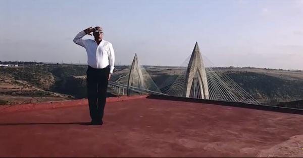 بالفيديو:من قنطرة محمد السادس.."الستاتي" يهدي أغنية جديدة لعاهل البلاد بعنوان "أبونا هو المغرب"
