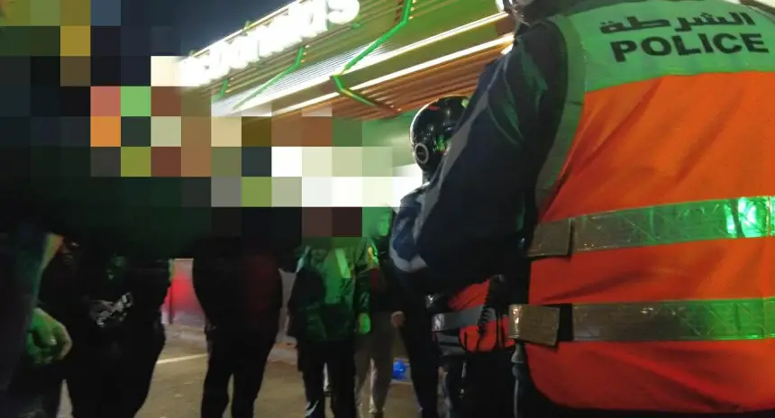 روينة البوناني بكازا .. شجار عنيف قرب ماكدونالدز ومجهولون يرمون شخصاً من قنطرة بحي التيسير