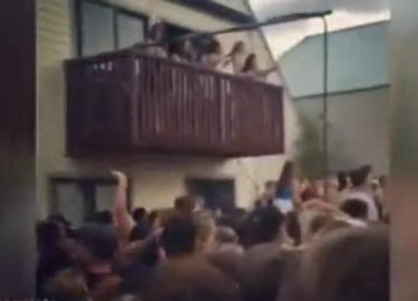 بالفيديو: لحظة انهيار شرفة بالمتفرجين خلال حفلة موسيقية