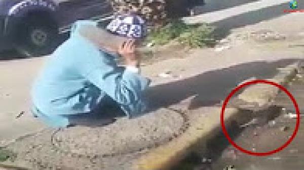 شاهد.. شيخ يحاول صيد "طوبة" بواسطة حذائه