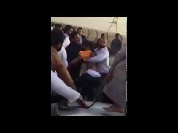 سعوديون يعتدون بوحشية على شاب تسبب في حادثة سير