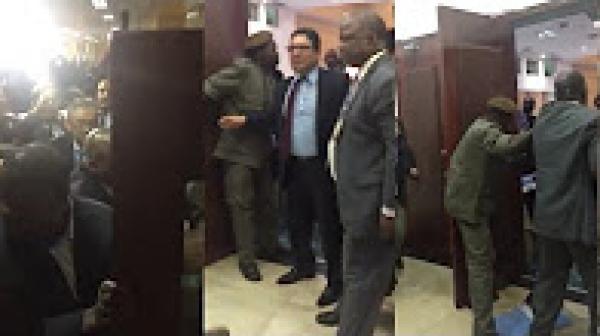 شاهد وزير الخارجية المغربي يتعرض لاعتداء ومنع دخول قمة بالموزمبيق