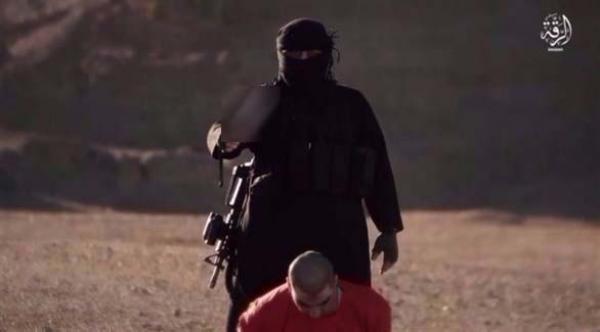 داعش ينشر فيديو يظهر "الجهادي جون" الجديد في عملية ذبح بالرقة السورية