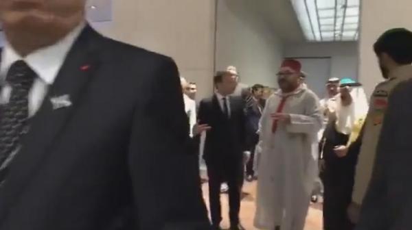 شاهد كيف خطف الملك محمد السادس الاضواء في أبو ظبي أمام الرئيس الفرنسي في متحف اللوفر أبو ظبي