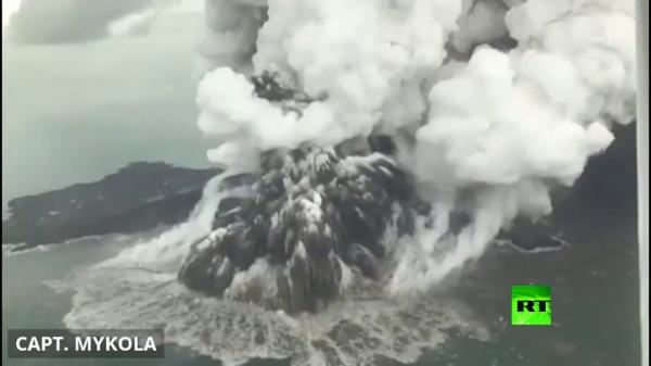 شاهد: بركان يثير تسونامي في إندونيسيا