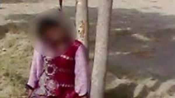 صادم..انتبهوا لاطفالكم من المسلسلات...هكذا انتهى مشهد تقليد انتحار من مسلسل تلفزيوني بين طفلتين في الخلاء