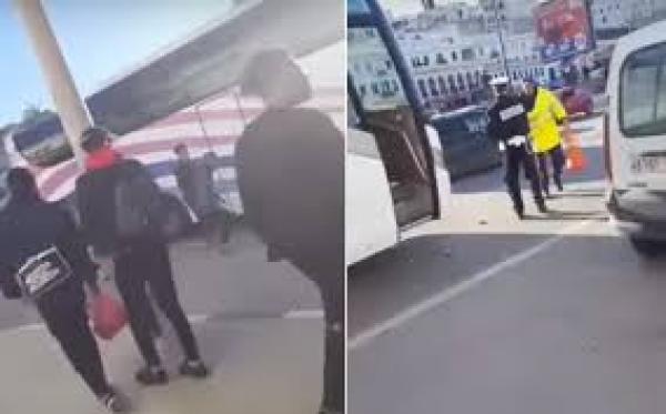 بالفيديو: اعتراض طريق حافلة للنقل السياحي في طنجة