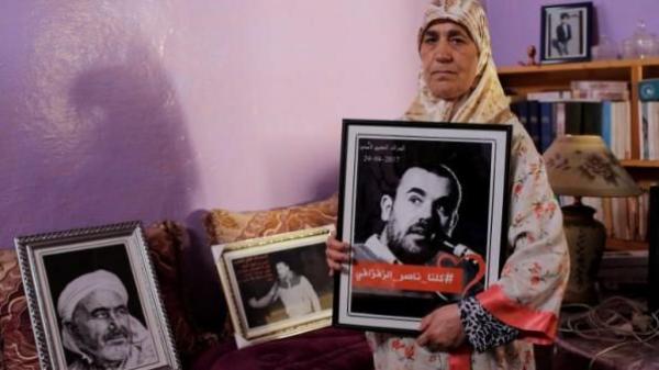 والدة الزفزافي مُصرة على تعرض ابنها للتعذيب والملف يأخذ منحى تصعيديا...