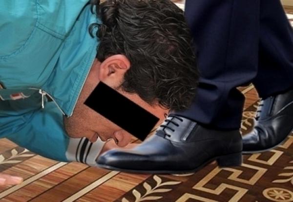 ضابط أمن يجبر حارس سيارات على تقبيل رِجل منعش عقاري في هذه المدينة