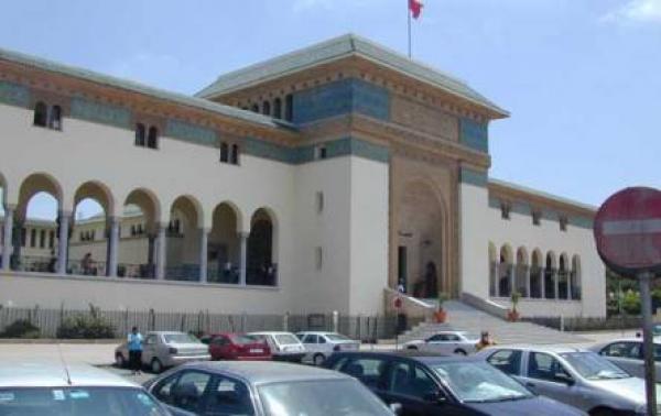 التحقيق مع لاعبين دوليين ومدرب معروف متهمين بالنصب وخيانة الأمانة