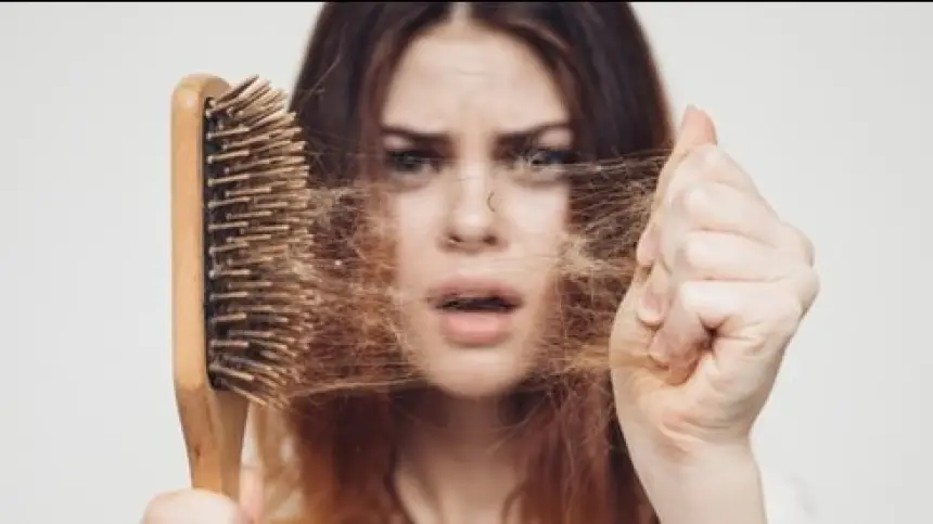 تساقط الشعر عند النساء.. الأسباب الخفية وطرق العلاج الفعالة