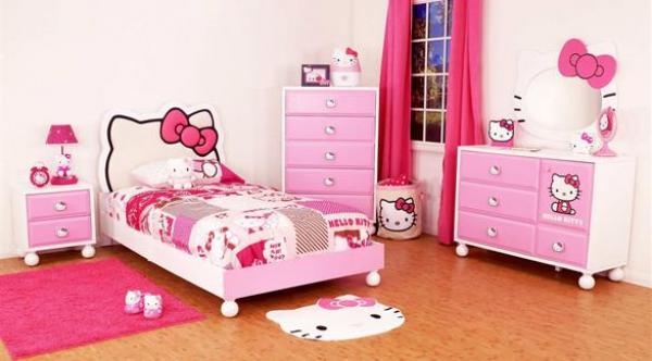 بريطانية تقطع علاقتها بكل رجل يبعدها عن "هيلو كيتي"