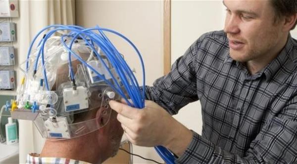 خوذة مايكروويف تكشف السكتة الدماغية