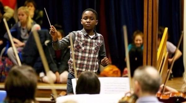 بالفيديو: تعرف على أصغر قائد أوركسترا في العالم بعمر 11 عاماً